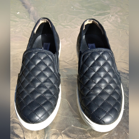Steve Madden Shoes - Steve Madden womens slip-on quilted black flat sneaker size 8.